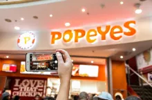 Popeyes konsekwentnie buduje swoją obecność tam, gdzie przepływ ludzi jest największy (Shutterstock)
