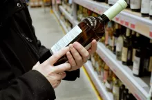 Popularne wina czeka rewolucja już od 18 marca. Co się zmieni na sklepowych półkach?  (fot. Shutterstock)