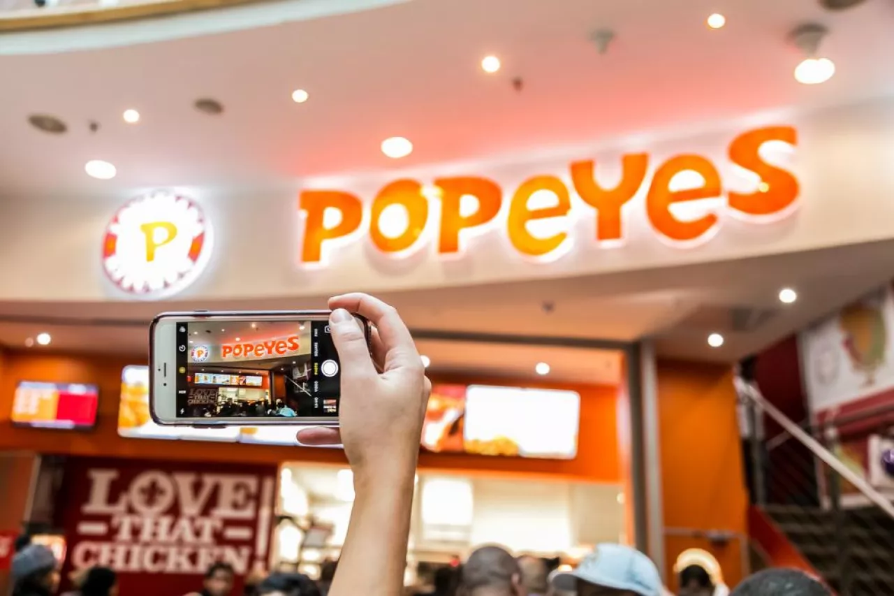 Popeyes konsekwentnie buduje swoją obecność tam, gdzie przepływ ludzi jest największy (Shutterstock)