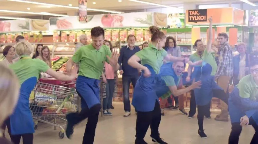 Wrze w Biedronce. PIP stwierdził nieprawidłowości przed Bożym Narodzeniem