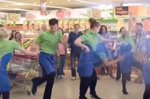 Pracownicy Biedronki będą znów dłużej pracować przed świętami? (Fot. Jmp, Za: Youtube)