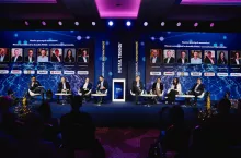 Na zdj. debata otwierająca kongres Retail Trends 2025 (fot. wiadomoscihandlowe.pl)