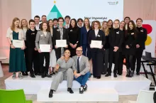 Rafał Brzoska i Omenaa Mensah ze stypendystami (fot. materiały prasowe)