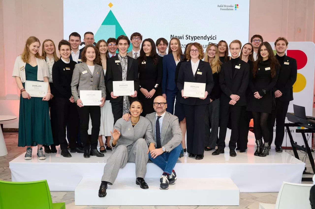 Rafał Brzoska i Omenaa Mensah ze stypendystami (fot. materiały prasowe)