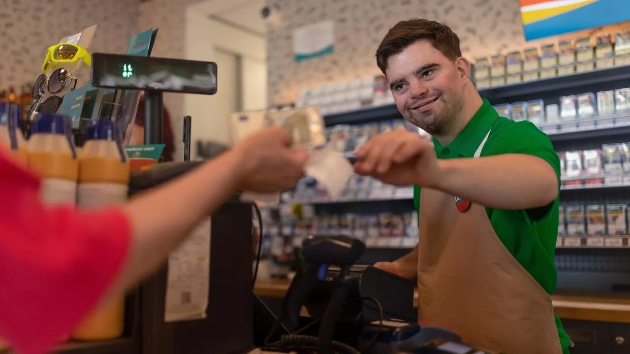 Tyle naprawdę zarabia się na stacji paliw. Kwoty mogą Cię mocno zaskoczyć!