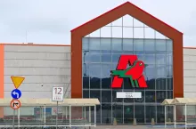 Auchan w Polsce z 2,8 mld euro przychodu. E-grocery i dostawy do domu strzałem w dziesiątkę (fot. Shutterstock)