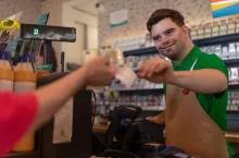 Sprzedawcy na stacjach paliw mogą liczyć na wynagrodzenie w przedziale od 5040 do 6570 złotych brutto/mies. (fot. shutterstock)