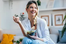 Jedzenie dla urody. Ten trend zmienia półki sklepowe (fot. Shutterstock)