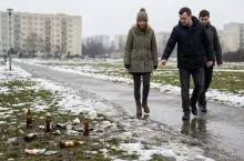 Zalegające odpady szklane to jedne z największych uciążliwości dla mieszkańców miast (fot. grafika wygenerowana przez AI)