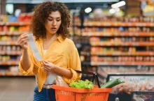 Analiza ponad 84 tys. cen detalicznych wykazała, że w lutym 2026 r. codzienne zakupy w sklepach zdrożały średnio o 3,8 proc. rdr. (fot. shutterstock)