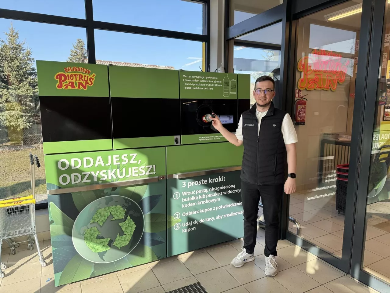 Mniejsze sieci też instalują butelkomaty. Nie tylko Lidl (fot. Jarek Świerczyna//linkedin)