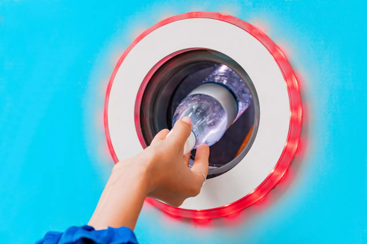 System kaucyjny działa? Wiemy, ilu Polaków oddaje opakowania (fot. Shutterstock)