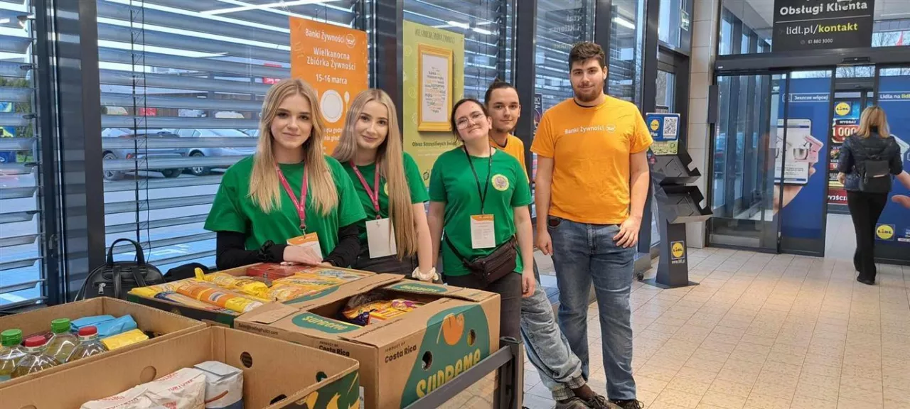 Wielkanocne zbiórki żywności w Lidlu. Klienci znów pomagają (fot. Centrum Wolontariatu Bank Żywności)