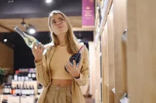 Całkowity lub częściowy zakaz sprzedaży alkoholu nocą obowiązuje w 218 gminach (fot. Shutterstock)