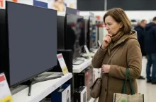 Według danych GUS, respondenci rzadziej deklarują chęć nabywania dóbr trwałych (Ilustracja stworzona przy pomocy AI)