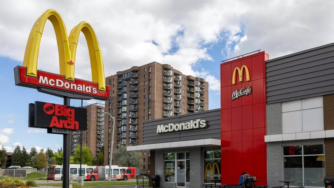 McDonald‘s Polska wprowadza do menu burgera Big Arch (fot. Shutterstock)