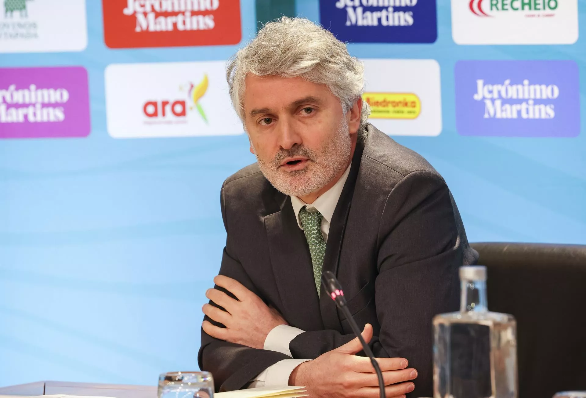 Biedronka przejmie franczyzę sieci Carrefour w Polsce? Prezes komentuje