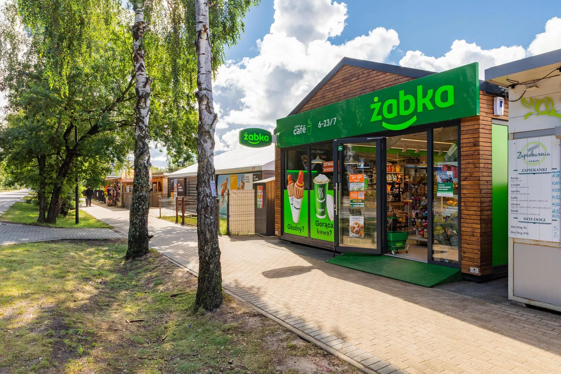 Ile i w co inwestuje Żabka? Aranżacja i wyposażenie kosztowały mniej