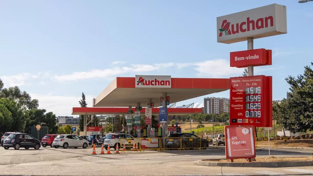 PB95 po 6,80 zł za litr. Auchan obniża ceny i wabi klientów na tańsze paliwo na swoich stacjach