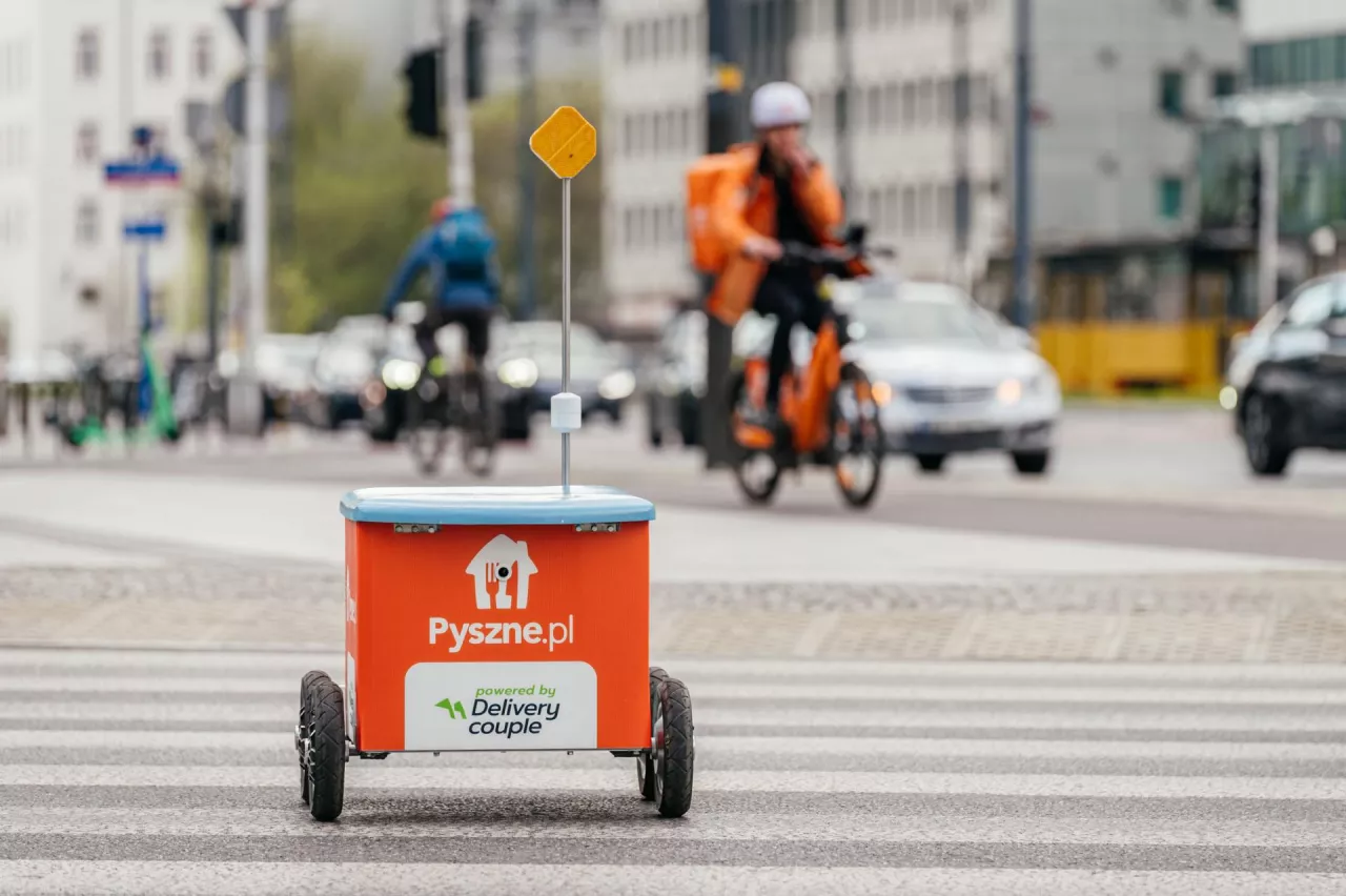 Lider rynku dostaw rozszerza model biznesowy poza gastronomię i inwestuje w technologie AI wspólnie z nowym właścicielem – Prosus.