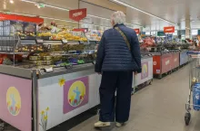 Rosnące koszty życia zmuszają konsumentów do precyzyjnego planowania wydatków przed nadchodzącą Wielkanocą (fot. Shutterstock)