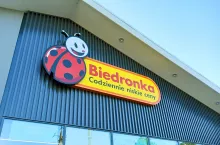 W 2026 roku Biedronka nagrodzi swoich pracowników kwotą 4000 zł brutto. Środki przeznaczane na ten cel wyniosą ponad 300 milionów złotych (fot. Shutterstock)