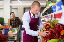 Polacy nie kupują warzyw i owoców? Dane pokazują lukę w konsumpcji (fot. Canva)
