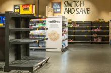 Aldi Polska całkowicie rezygnuje ze sprzedaży jaj klatkowych oraz usuwa je ze składu produktów marek własnych (fot. Shutterstock)