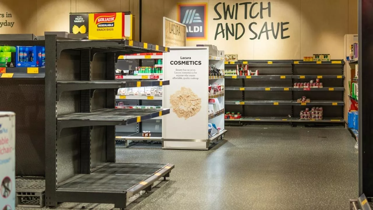 Aldi Polska całkowicie rezygnuje ze sprzedaży jaj klatkowych oraz usuwa je ze składu produktów marek własnych (fot. Shutterstock)