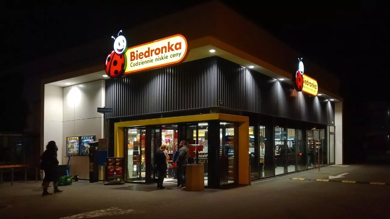 Biedronka otwiera sklepy do nocy. Sieć rozda masło za darmo przed Wielkanocą