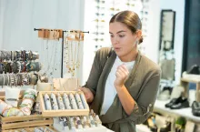 Przed Wielkanocą wzrasta popyt na biżuterię (fot. Shutterstock)