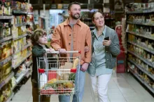 Niedziela handlowa 29 marca 2026. Sprawdź godziny otwarcia Biedronki, Lidla i Żabki (fot. Canva)