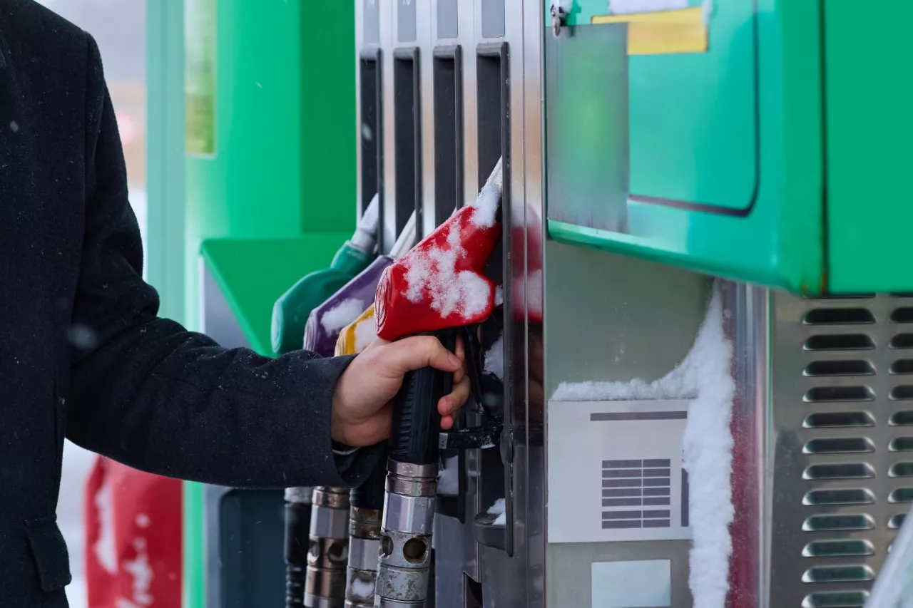 Ceny paliw spadną? Rząd przyjął pakiet obniżek (fot. Shutterstock)