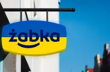 Franczyzobiorcami Żabki coraz częściej zostają Ukraińcy (fot. Shutterstock, fotomontaż: Patryk Makowski)