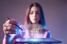 Wizja „frontless e-commerce” zakłada, że nie będziemy przeglądać stron sklepów, lecz rozmawiać z algorytmem (fot. Shutterstock)
