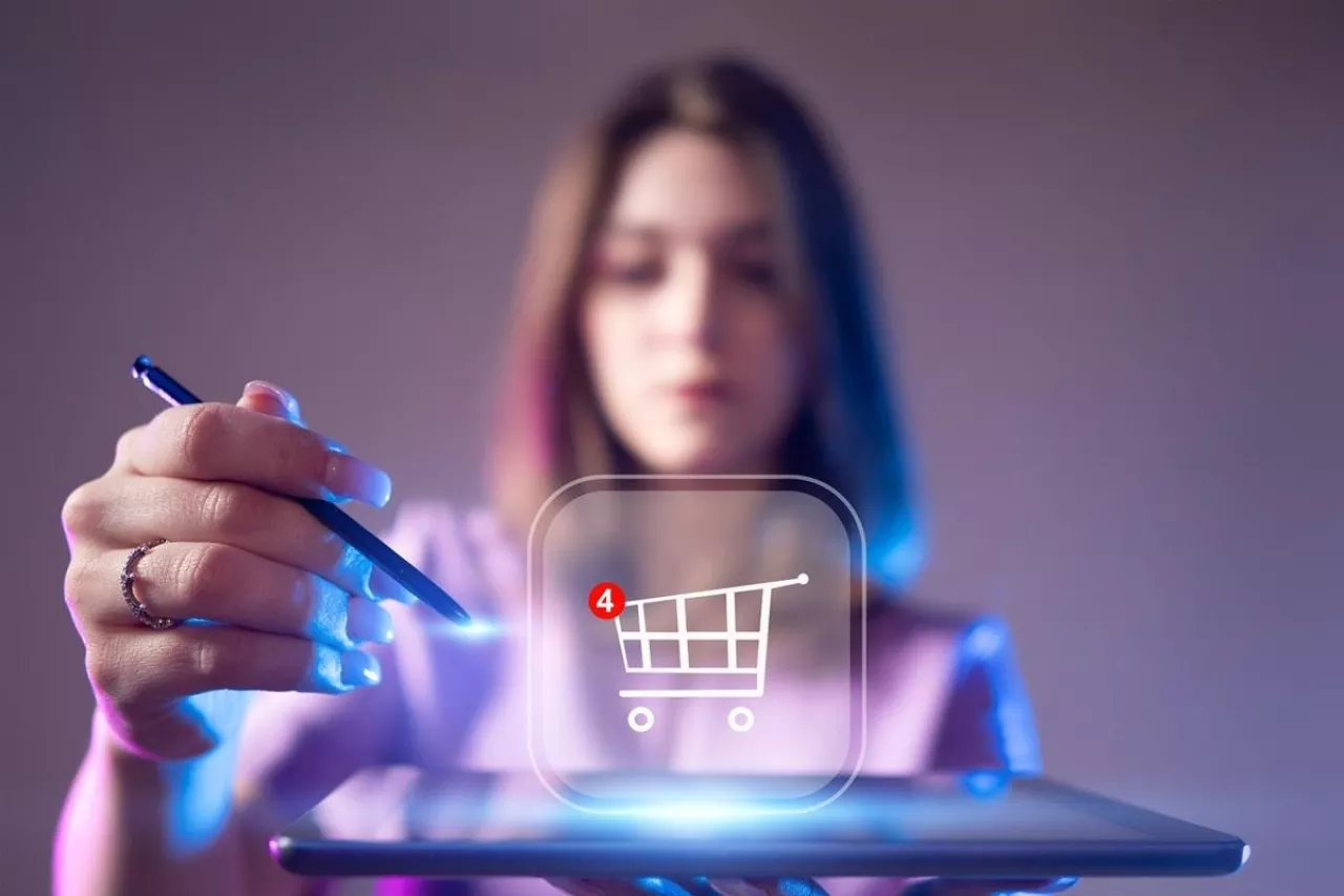Wizja „frontless e-commerce” zakłada, że nie będziemy przeglądać stron sklepów, lecz rozmawiać z algorytmem (fot. Shutterstock)