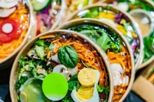 Sposobem na zmianę postrzegania diet pudełkowych, uznawanych za drogą i dość sztywną opcję żywieniową, jest współpraca cateringu dietetycznego z handlem (fot. Shutterstock)