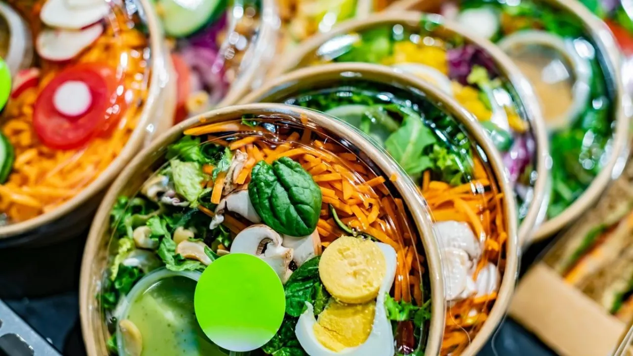 Sposobem na zmianę postrzegania diet pudełkowych, uznawanych za drogą i dość sztywną opcję żywieniową, jest współpraca cateringu dietetycznego z handlem (fot. Shutterstock)