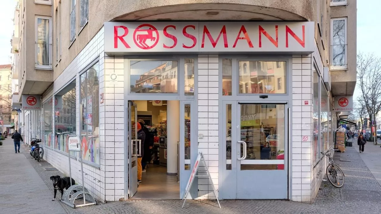 Na zdj. drogeria Rossmann w Berlinie (fot. Stephan Dost/Shutterstock, zdjęcie ilustracyjne)