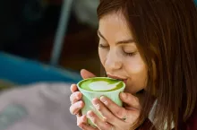 Polacy zmieniają preferencje żywieniowe. Raport PMR 2026 pokazuje, że matcha błyskawicznie zyskuje zwolenników (fot. Shutterstock)