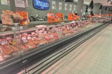 Sklep wyróżnia się m.in. imponującym stoiskiem z mięsem i wędlinami (fot. Paleo)