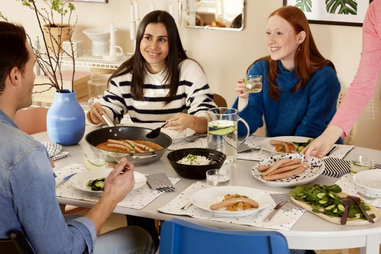 Stół odgrywa ważną rolę w polskich domach (fot. Ikea)