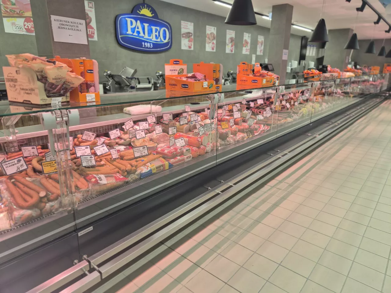 Sklep wyróżnia się m.in. imponującym stoiskiem z mięsem i wędlinami (fot. Paleo)