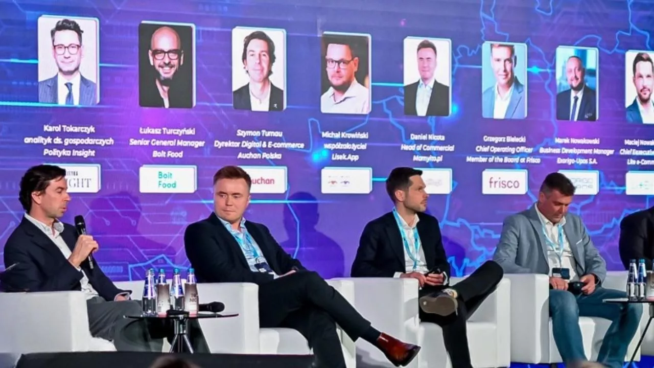 Szymon Turnau (pierwszy od lewej) był jednym z uczestników debaty pt. ”E-grocery wraca do gry o klienta” (fot. Wydawnictwo Gospodarcze)