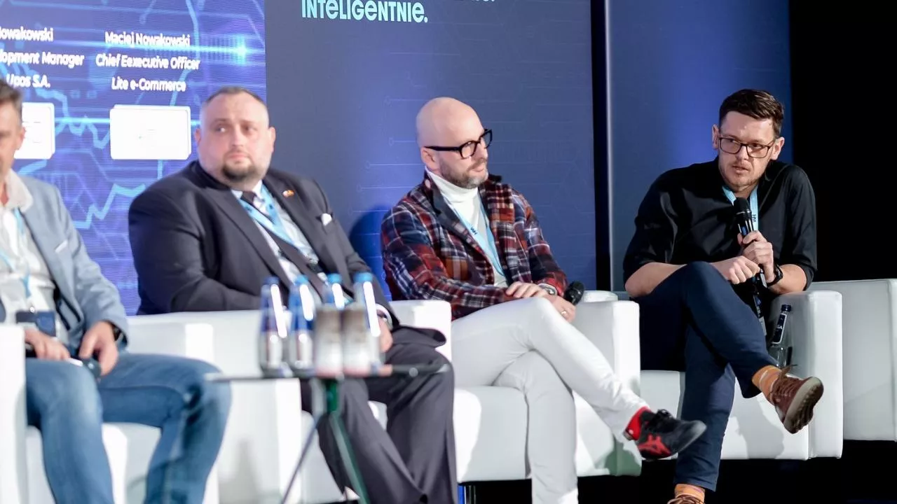 Michał Krowiński (pierwszy od prawej) był jednym z uczestników debaty pt. ”E-grocery wraca do gry o klienta” (fot. Wydawnictwo Gospodarcze)