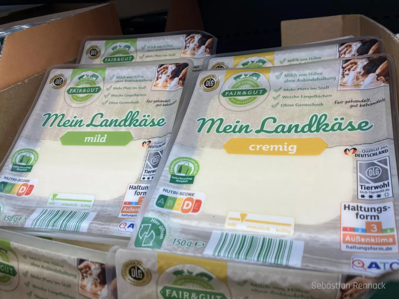 Aby podkreślić jakość swoich produktów marek własnych, Aldi Nord na przedniej stronie opakowania zamieszcza znaki jakości z niezależnych laboratoriów, wartość Nutri-Score, standardy dobrostanu zwierząt oraz kod Aldi Transparency Code (fot. Sebastian Rennack)