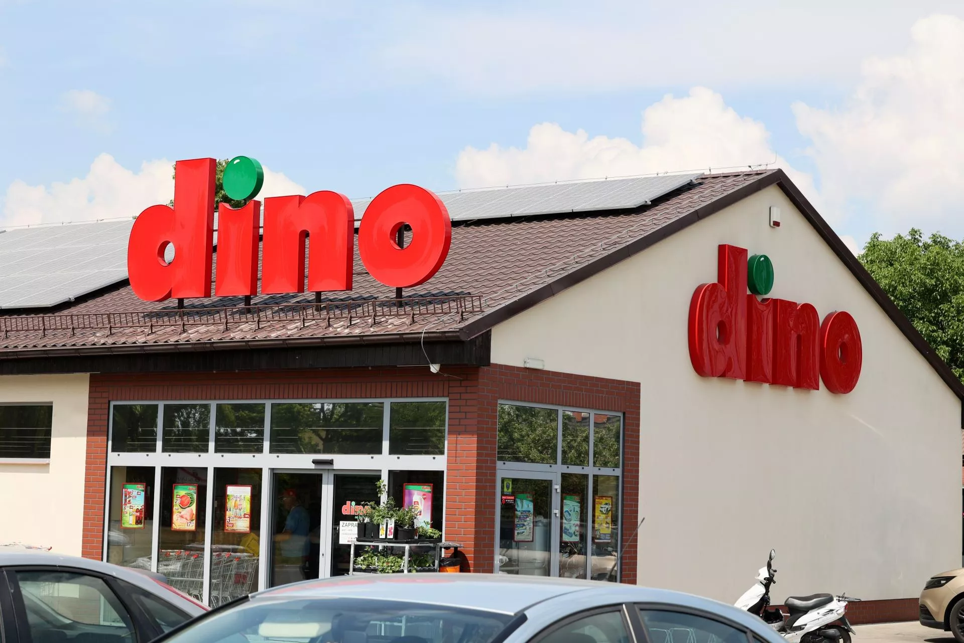 Dino jak diesel. Sieć Tomasza Biernackiego rozpędza się, ale powoli