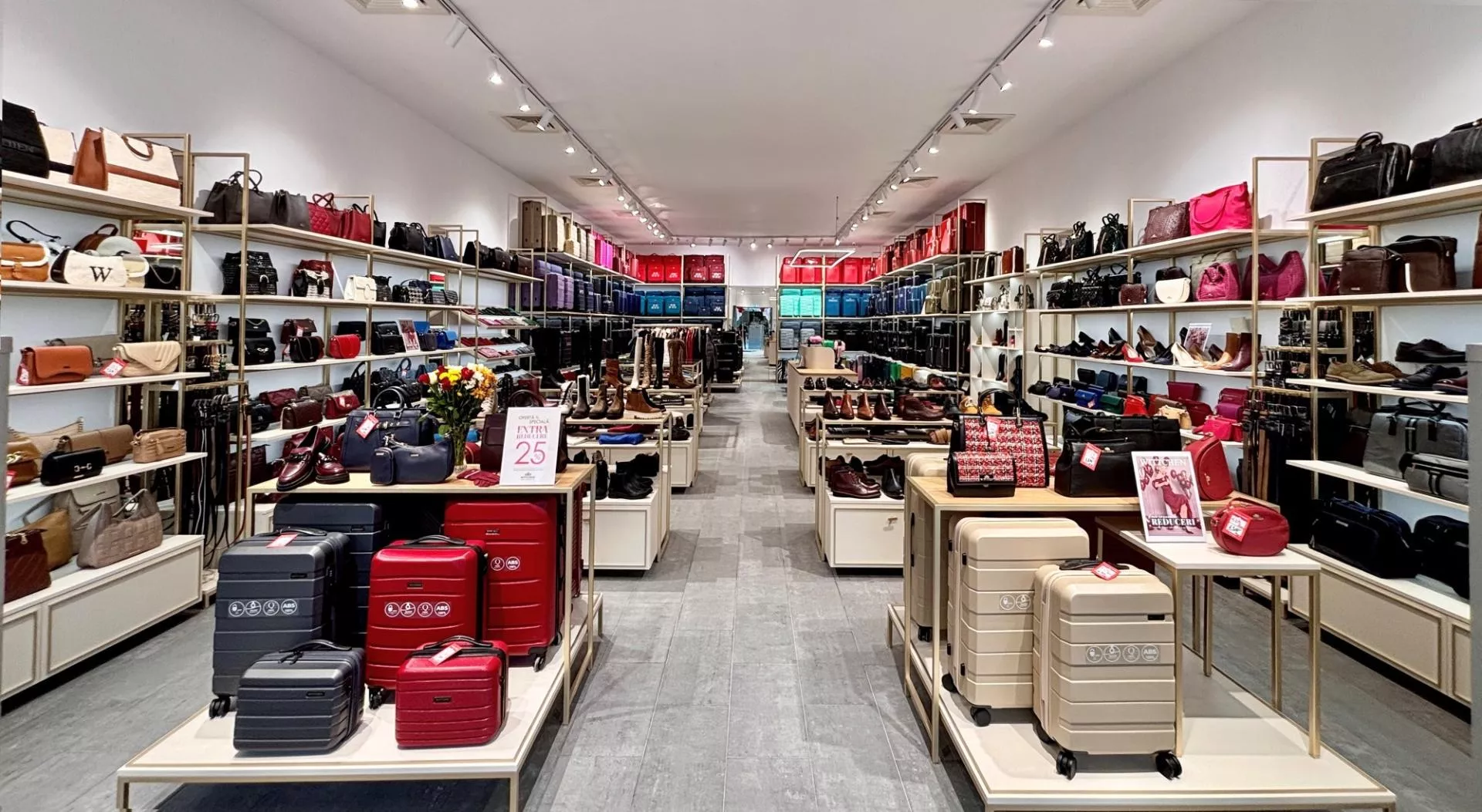 Wojna Trumpa uderza w handel i podróże. Polska sieć sklepów traci klientów