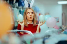 WIelu Polaków w trakcie świątecznych zakupów wkłada do koszyków zarówno marki własne, jak i producenckie (fot. Shutterstock)