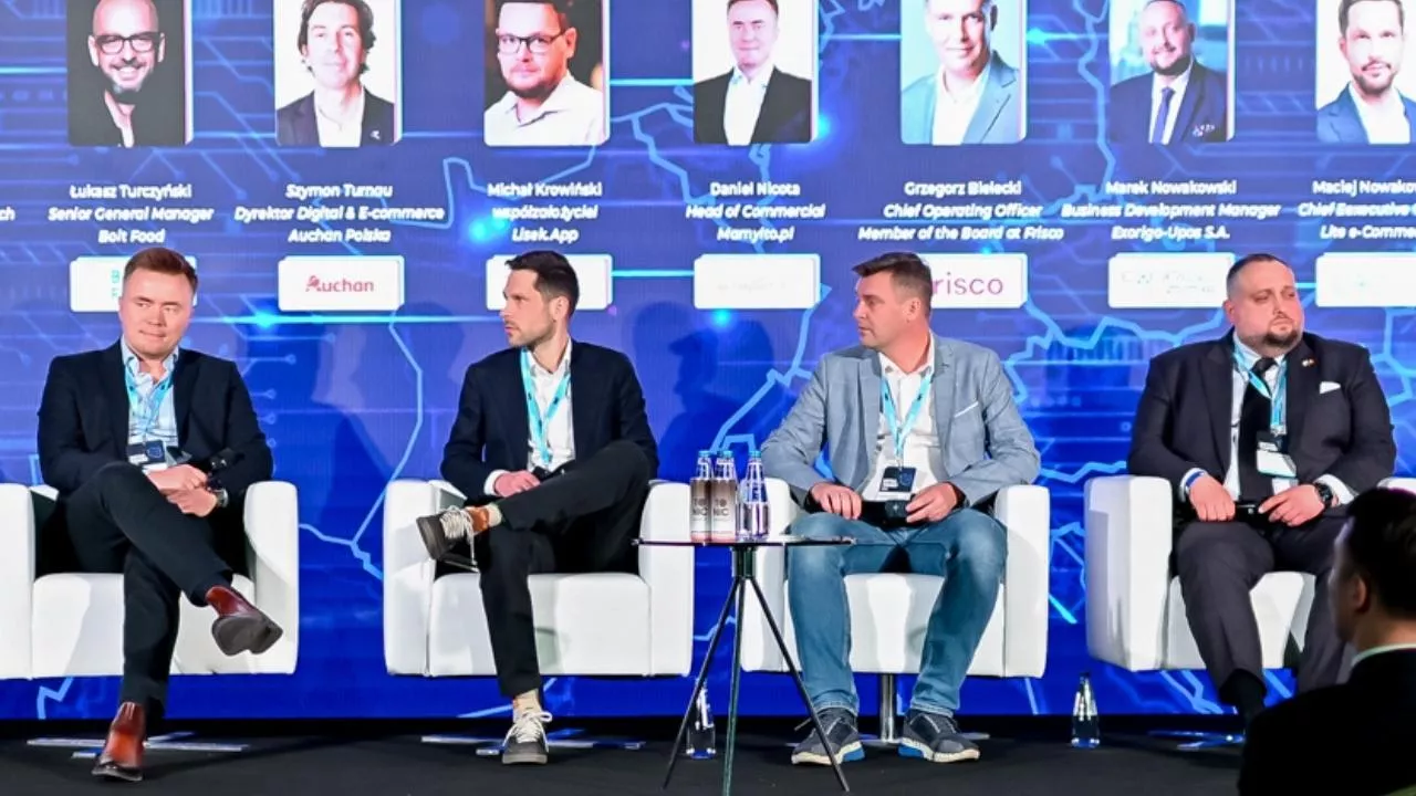 Maciej Nowakowski (drugi od lewej) był jednym z uczestników debaty pt. ”E-grocery wraca do gry o klienta” (fot. Wydawnictwo Gospodarcze)